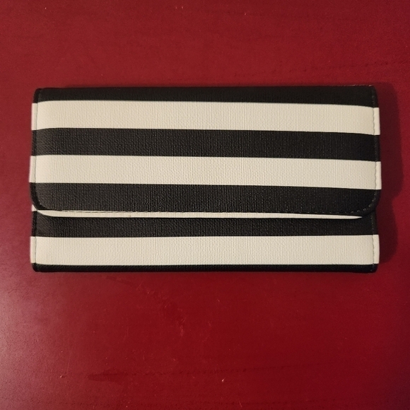 Kut From The Kloth Wallet - Picture 1 of 6